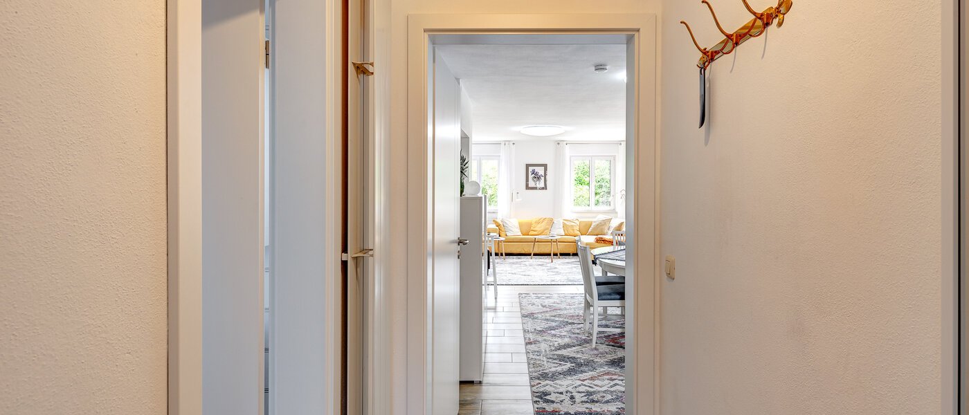 セミ・デタッチド・ハウス（一戸建てを二つに分けた家屋） Maisach 02 玄関入り口 13032