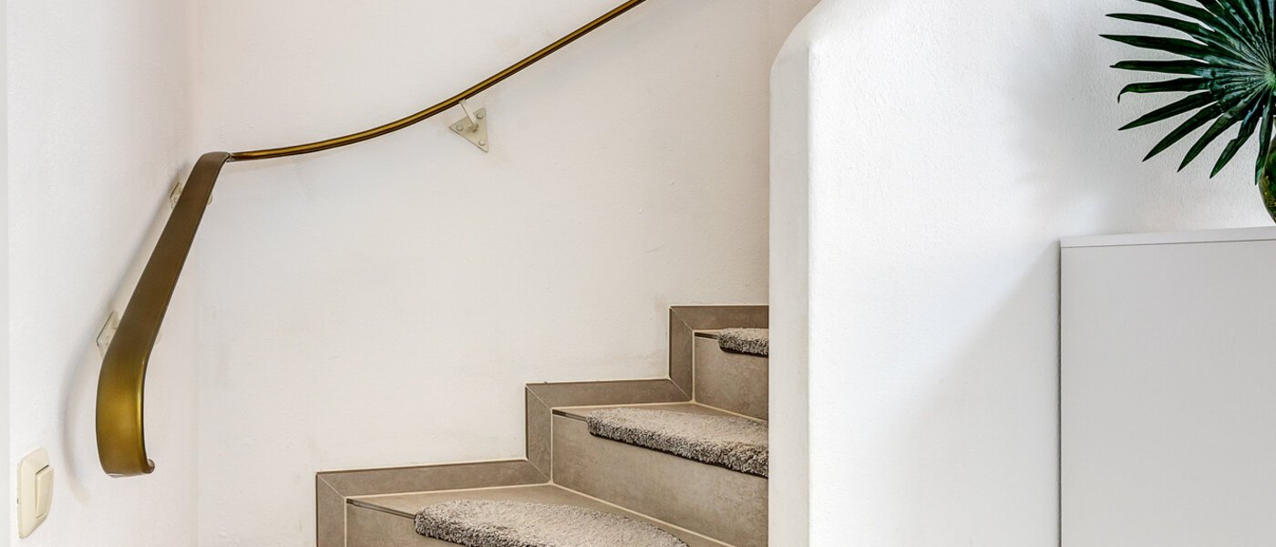 セミ・デタッチド・ハウス（一戸建てを二つに分けた家屋） Maisach 03 玄関入り口 13032