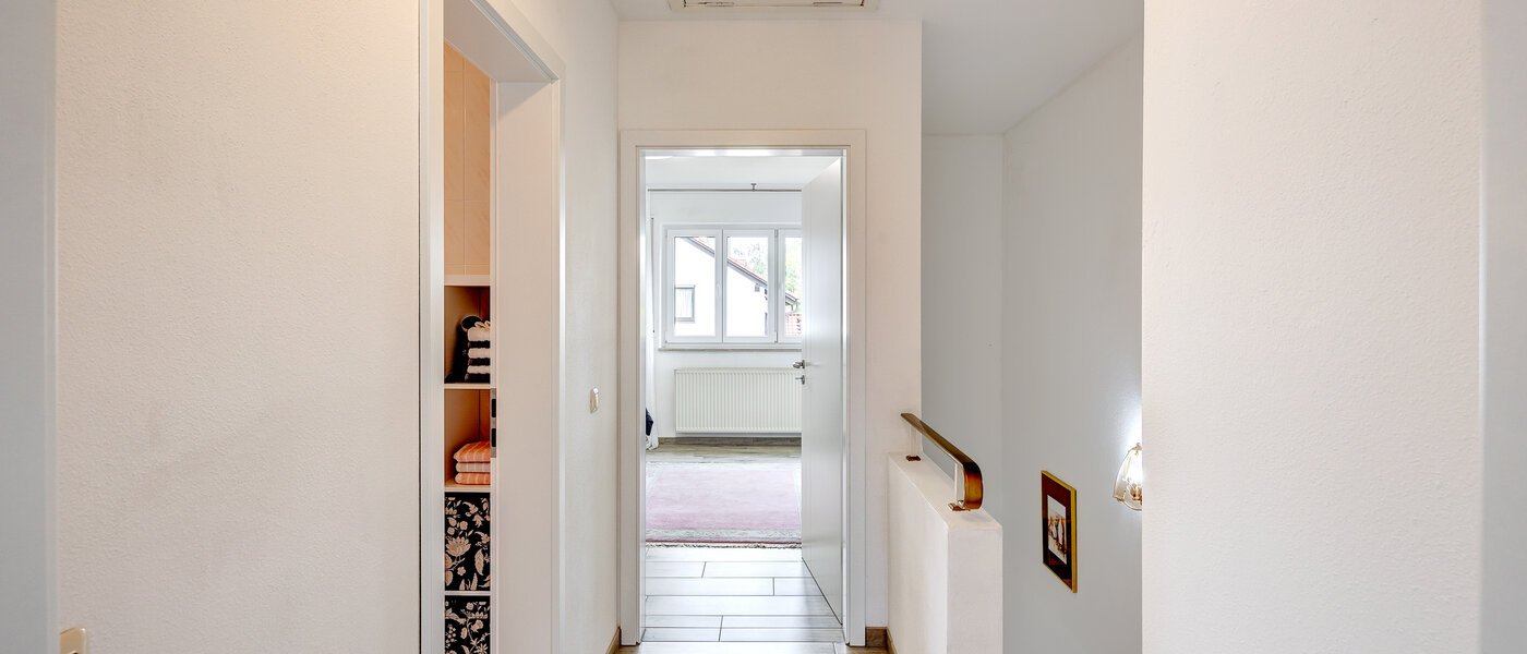 セミ・デタッチド・ハウス（一戸建てを二つに分けた家屋） Maisach 04 玄関入り口 13032