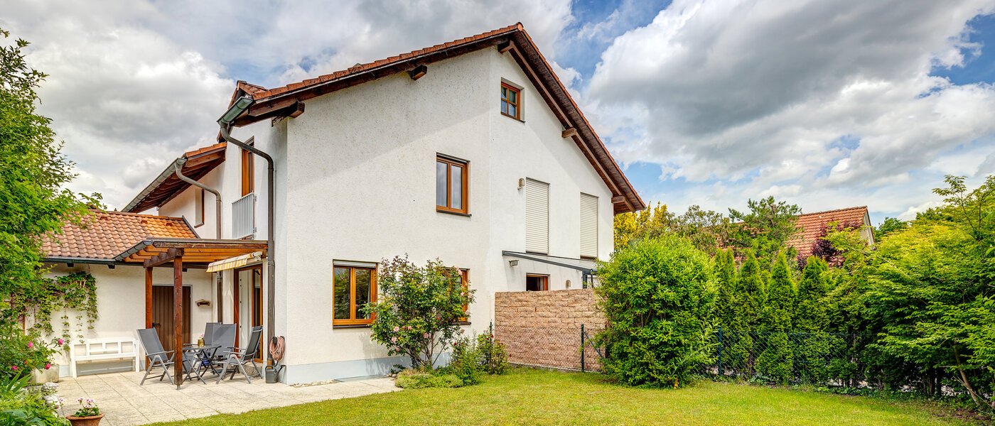 セミ・デタッチド・ハウス（一戸建てを二つに分けた家屋） Maisach 01 庭 13032