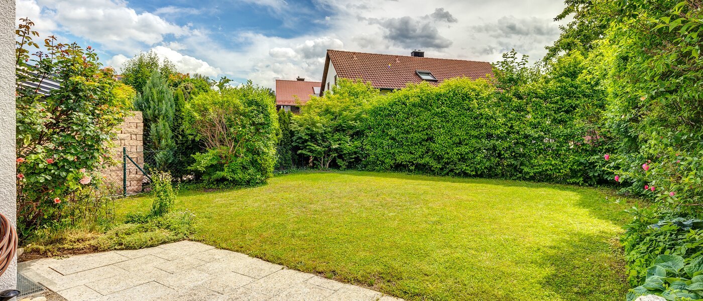 セミ・デタッチド・ハウス（一戸建てを二つに分けた家屋） Maisach 02 庭 13032