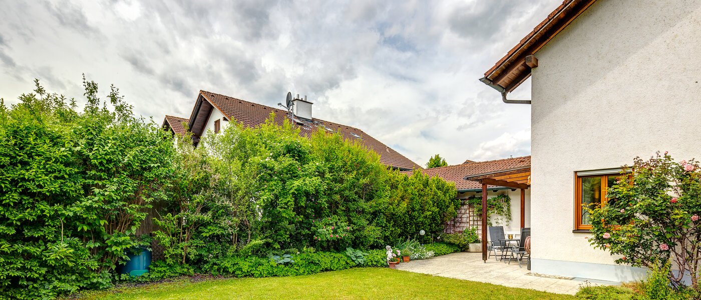 セミ・デタッチド・ハウス（一戸建てを二つに分けた家屋） Maisach 03 庭 13032