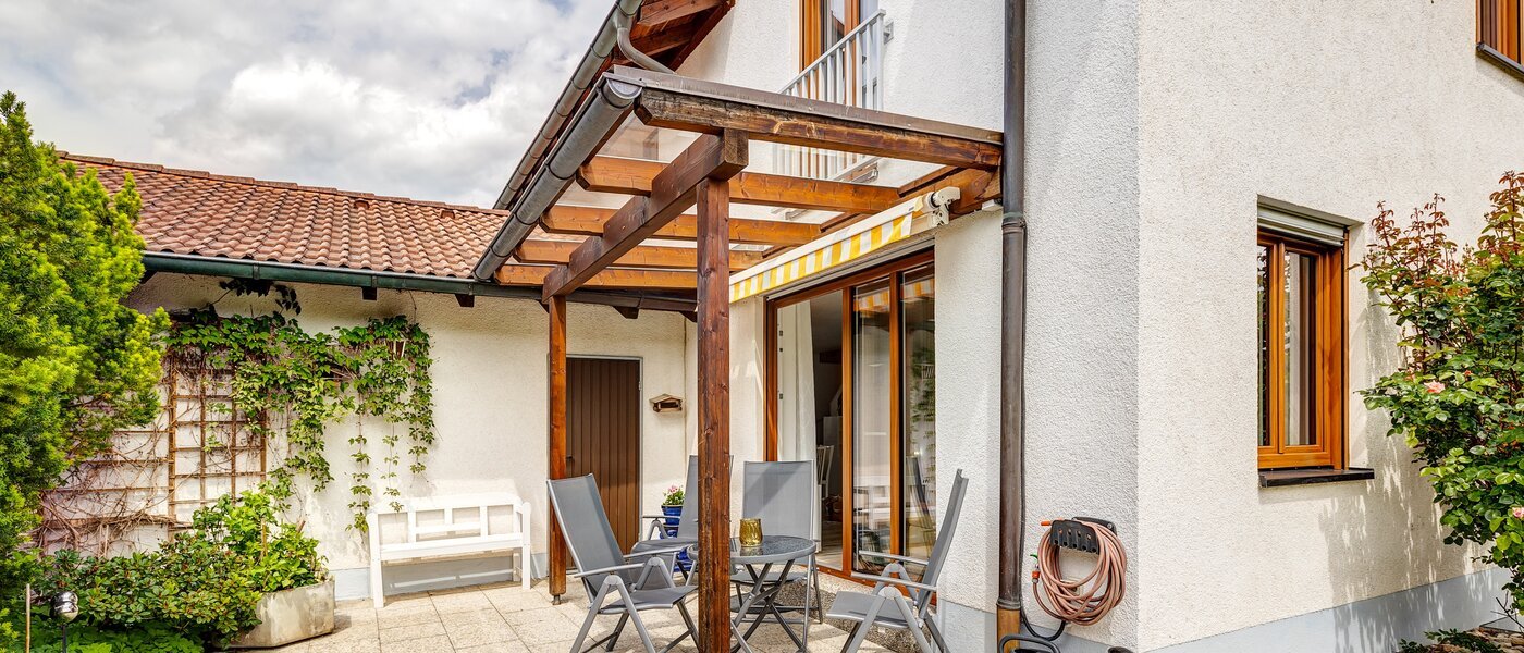 セミ・デタッチド・ハウス（一戸建てを二つに分けた家屋） Maisach 01 テラス・ポーチ 13032