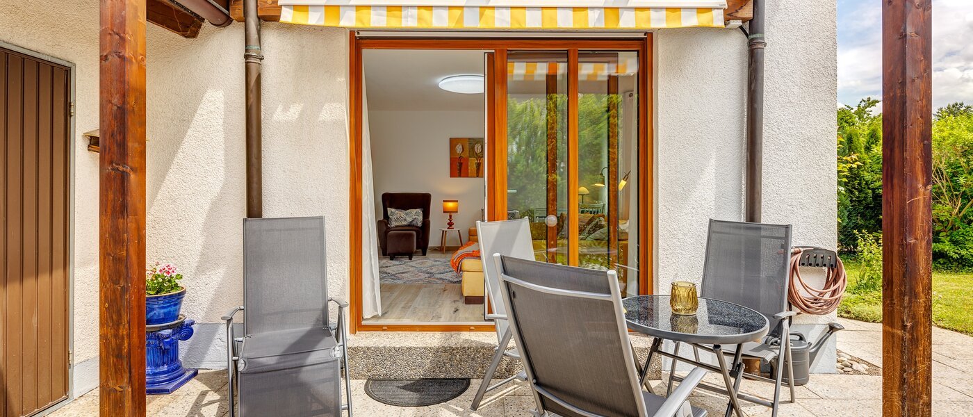 セミ・デタッチド・ハウス（一戸建てを二つに分けた家屋） Maisach 02 テラス・ポーチ 13032