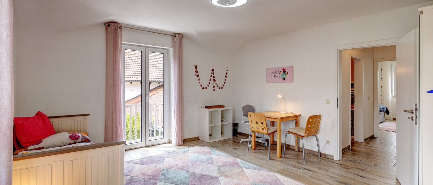 セミ・デタッチド・ハウス（一戸建てを二つに分けた家屋） Maisach 02 2.　寝室 13032