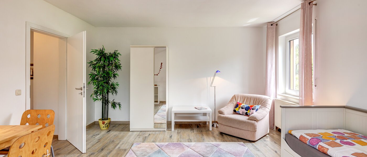 セミ・デタッチド・ハウス（一戸建てを二つに分けた家屋） Maisach 03 2.　寝室 13032