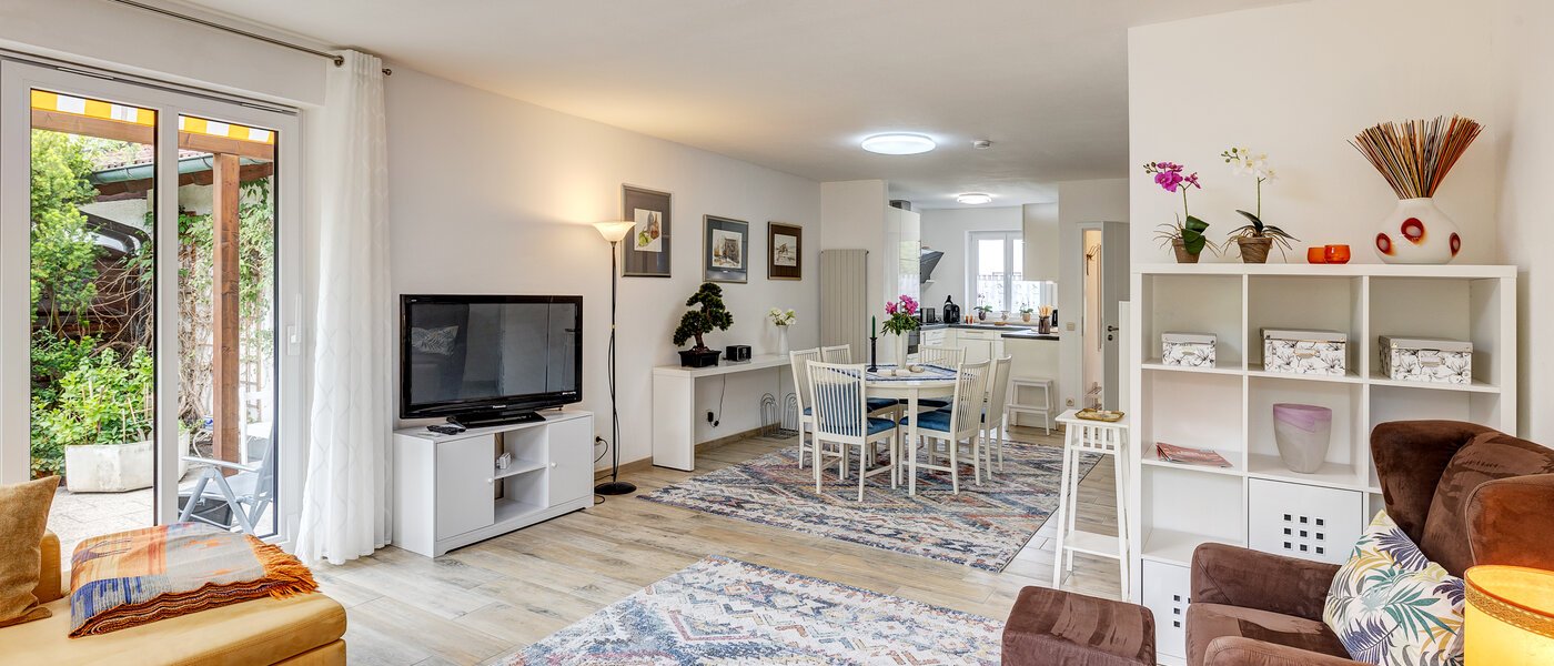 セミ・デタッチド・ハウス（一戸建てを二つに分けた家屋） Maisach 03 リビングエリア 13032