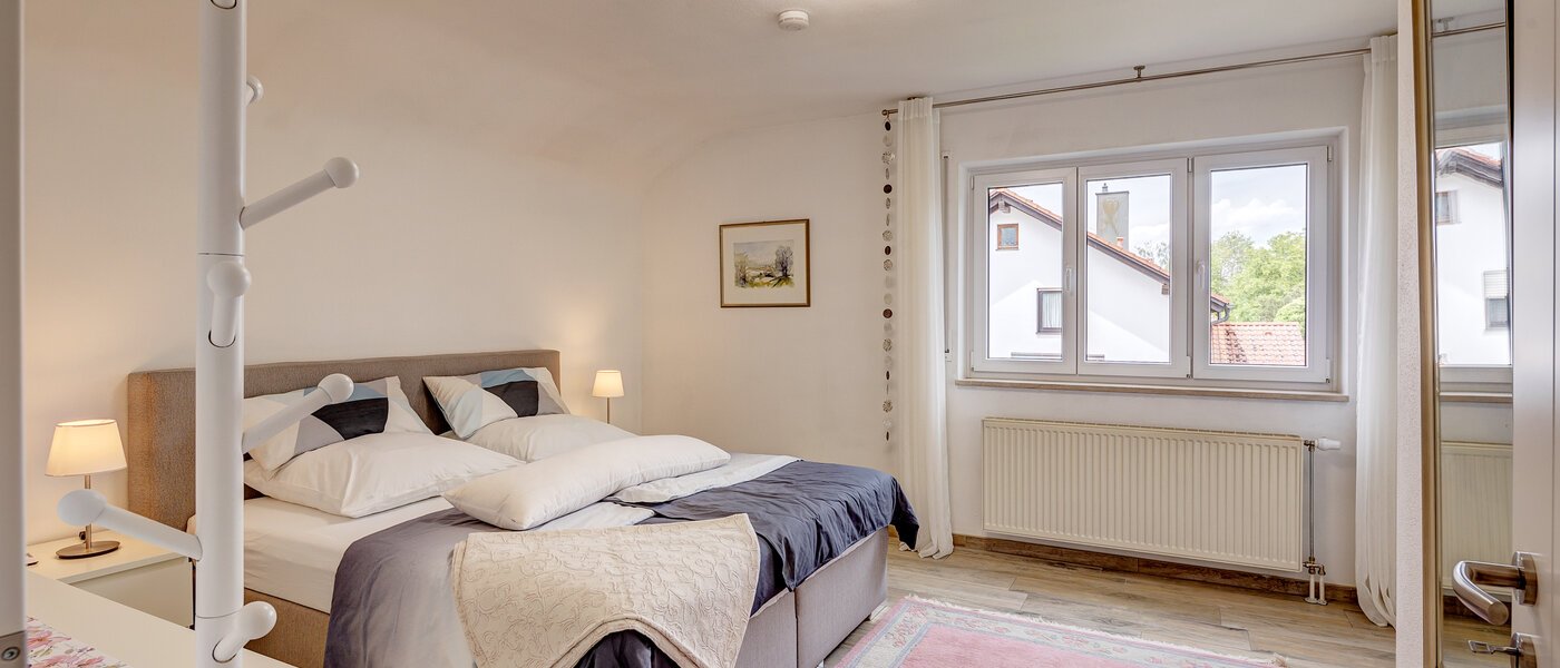 セミ・デタッチド・ハウス（一戸建てを二つに分けた家屋） Maisach 01 1. 寝室 13032