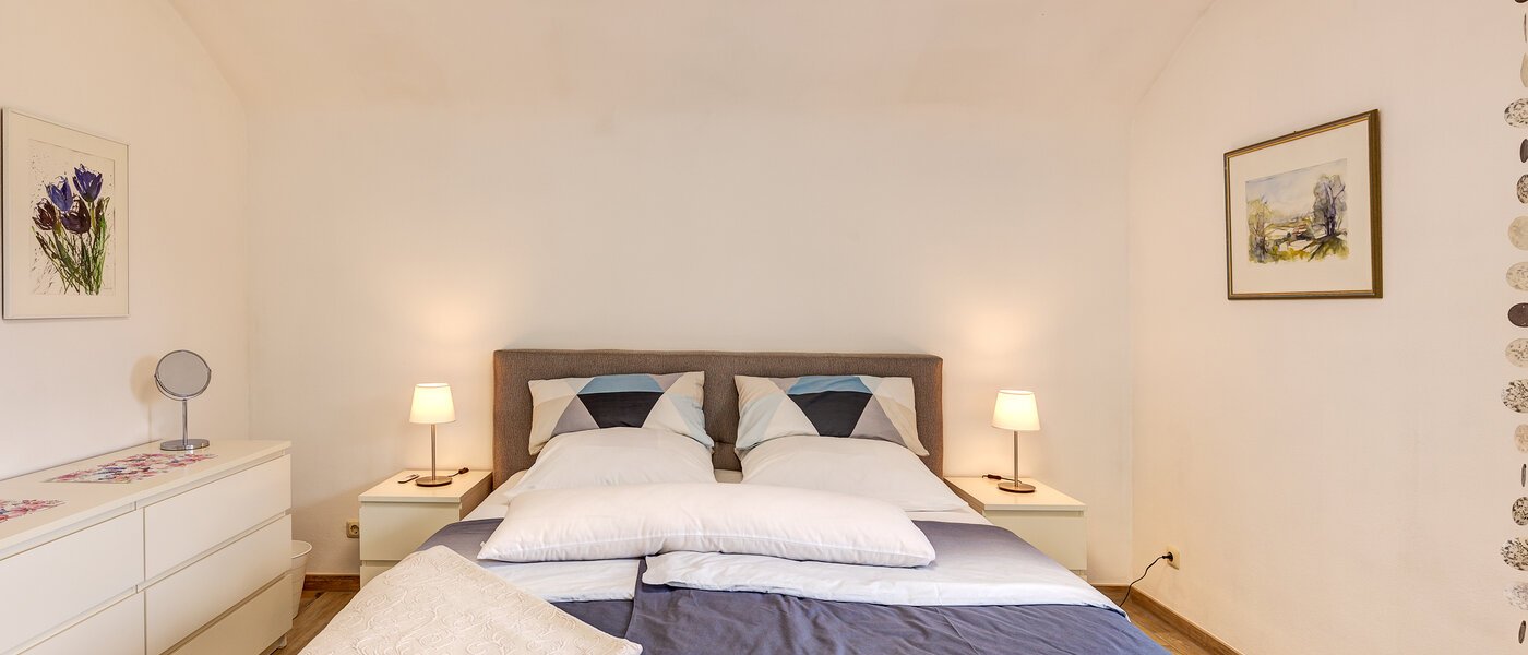 セミ・デタッチド・ハウス（一戸建てを二つに分けた家屋） Maisach 02 1. 寝室 13032