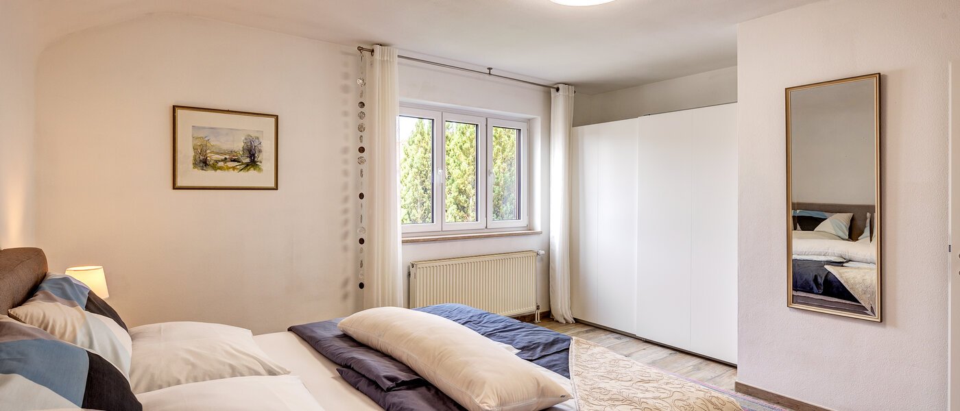 セミ・デタッチド・ハウス（一戸建てを二つに分けた家屋） Maisach 04 1. 寝室 13032