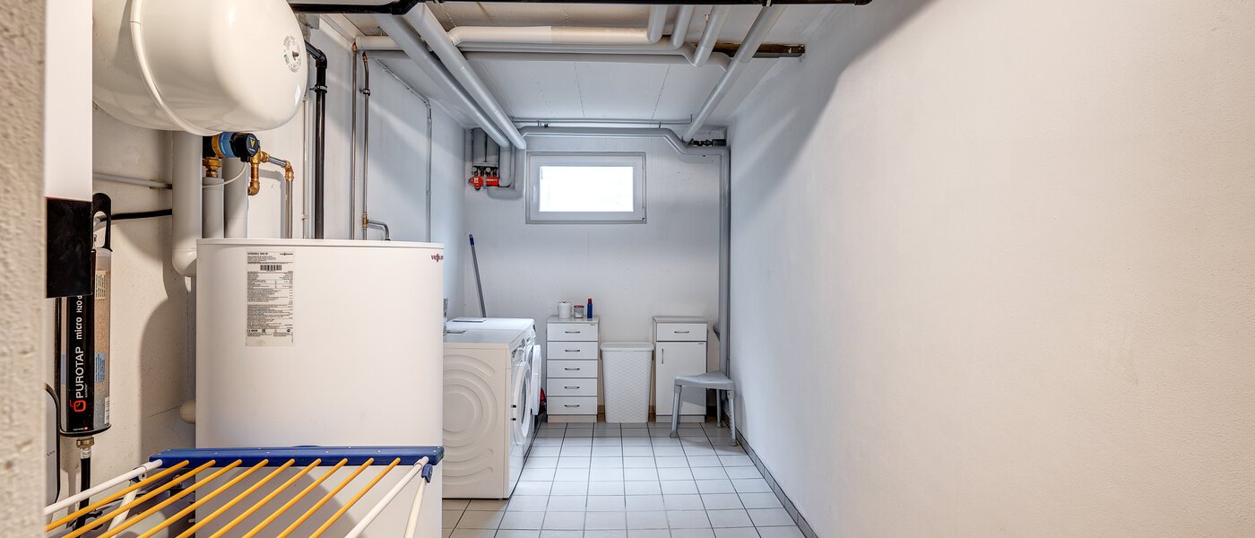 セミ・デタッチド・ハウス（一戸建てを二つに分けた家屋） Maisach 02 家事室 13032