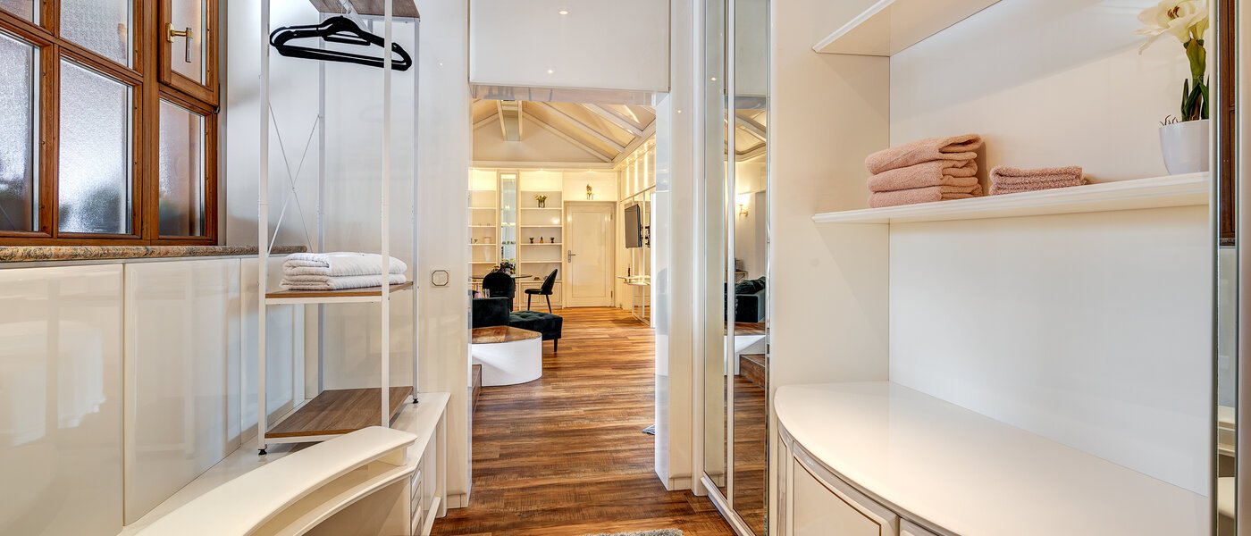 アティック・フラット（屋根裏） Baldham 01 ウォークイン・カップボード 13188