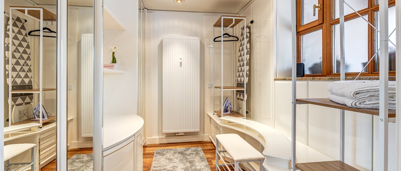 アティック・フラット（屋根裏） Baldham 02 ウォークイン・カップボード 13188