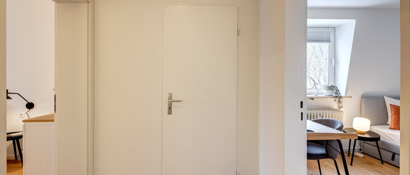 アティック・フラット（屋根裏） München Giesing 03 玄関入り口 13269