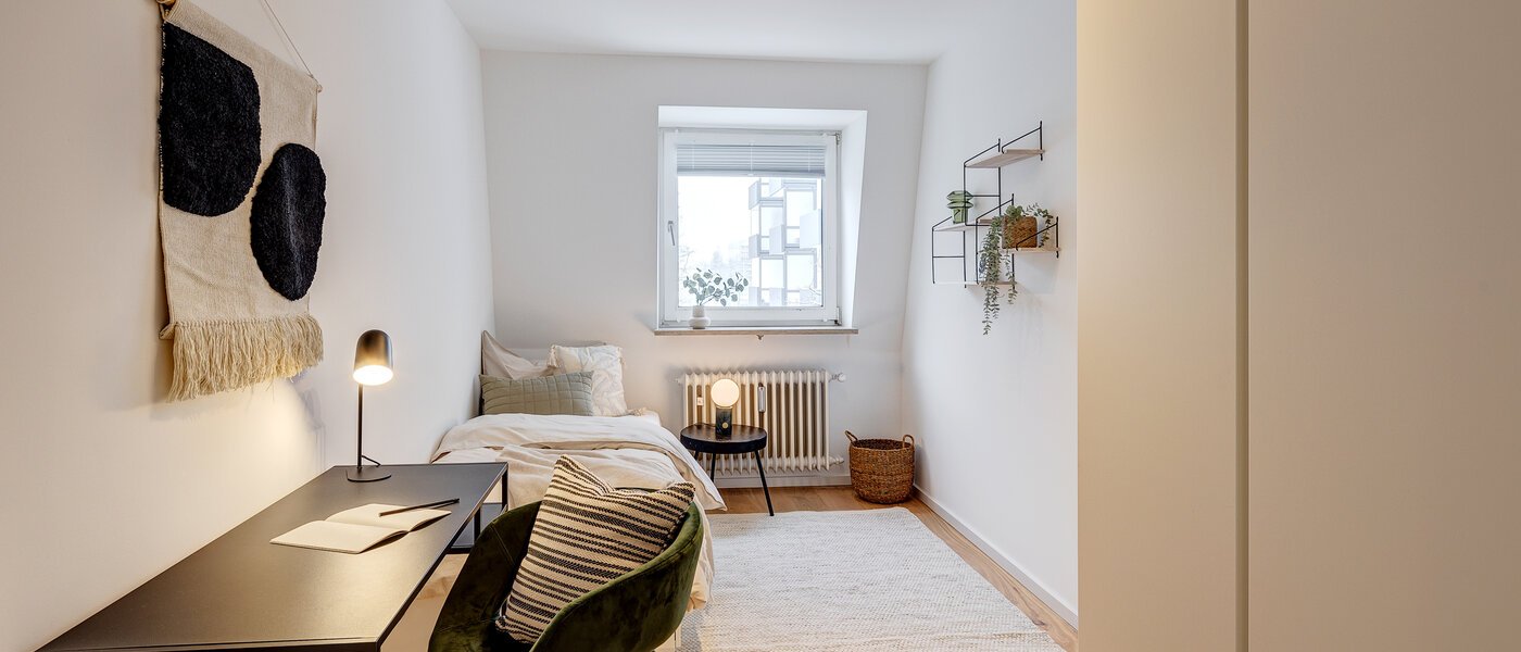 アティック・フラット（屋根裏） München Giesing 01 2.　寝室 13269