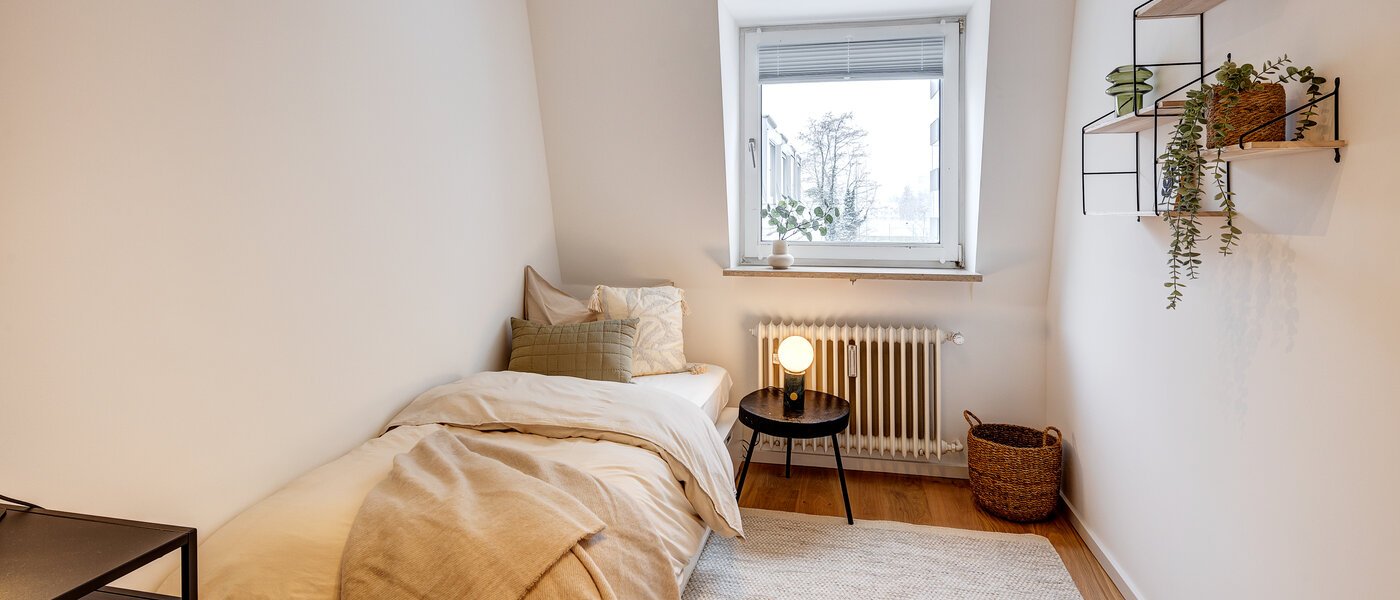 アティック・フラット（屋根裏） München Giesing 02 2.　寝室 13269