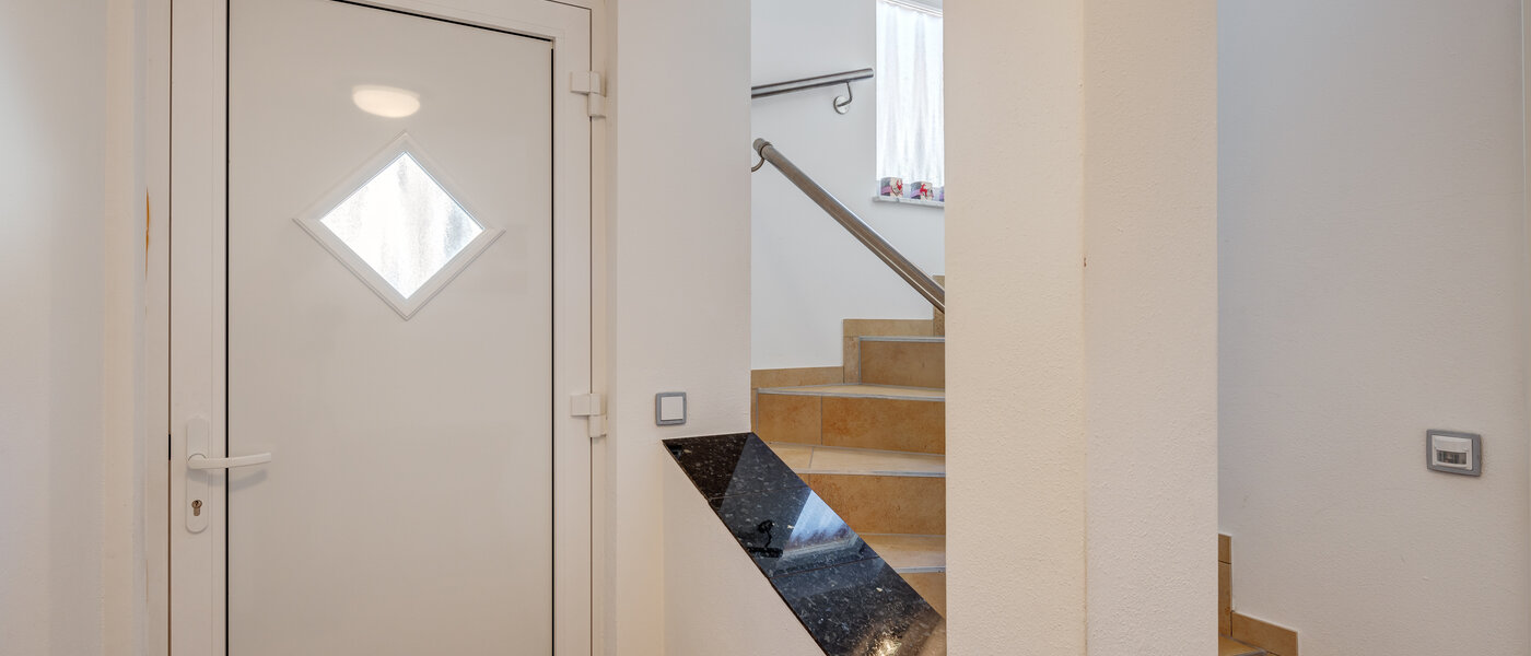 アティック・フラット（屋根裏） Tegernsee 01 玄関入り口 13299