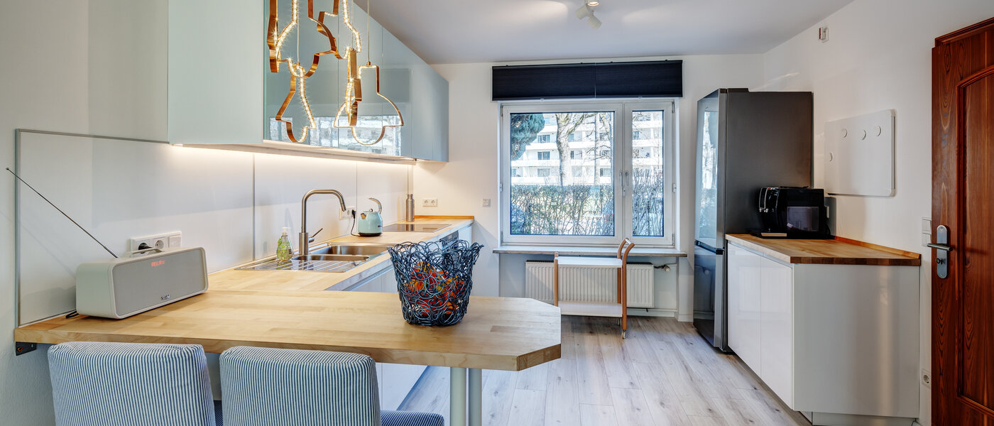 "タウン・ハウス/ローハウスのミドルハウス（外壁を共有した家の並びの両角以外のハウス） " München Obersendling 01 キッチン 13312