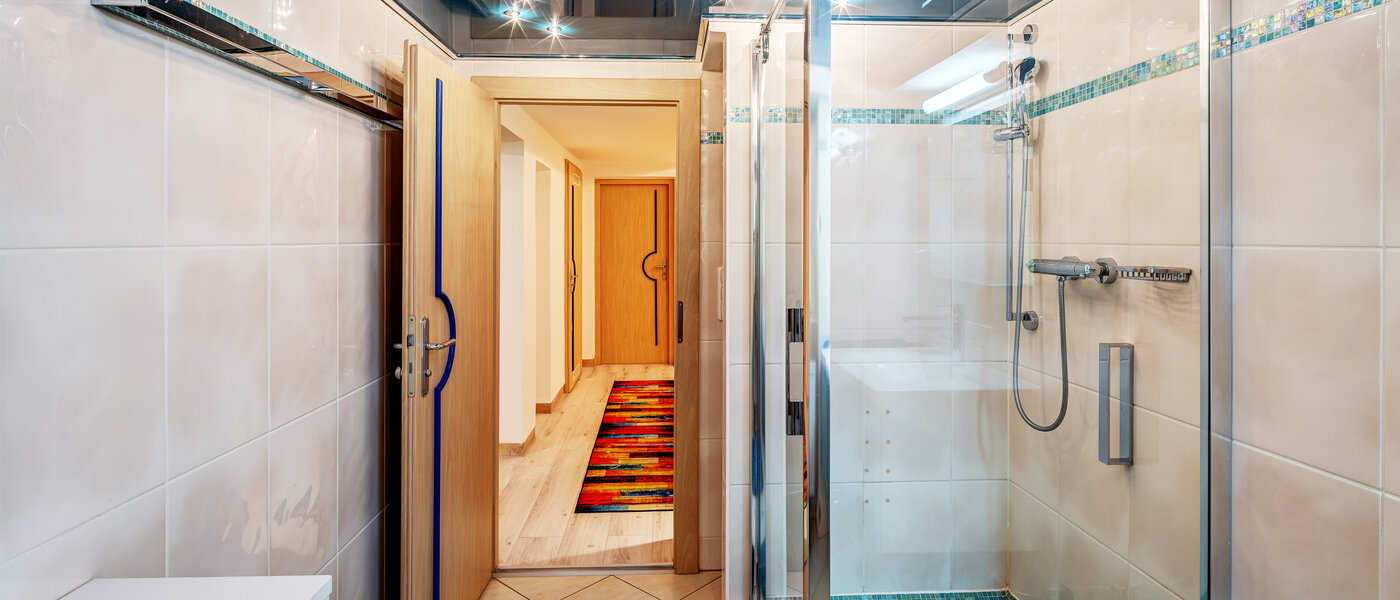 "タウン・ハウス/ローハウスのミドルハウス（外壁を共有した家の並びの両角以外のハウス） " München Obersendling 01 ２つめの浴室 13312