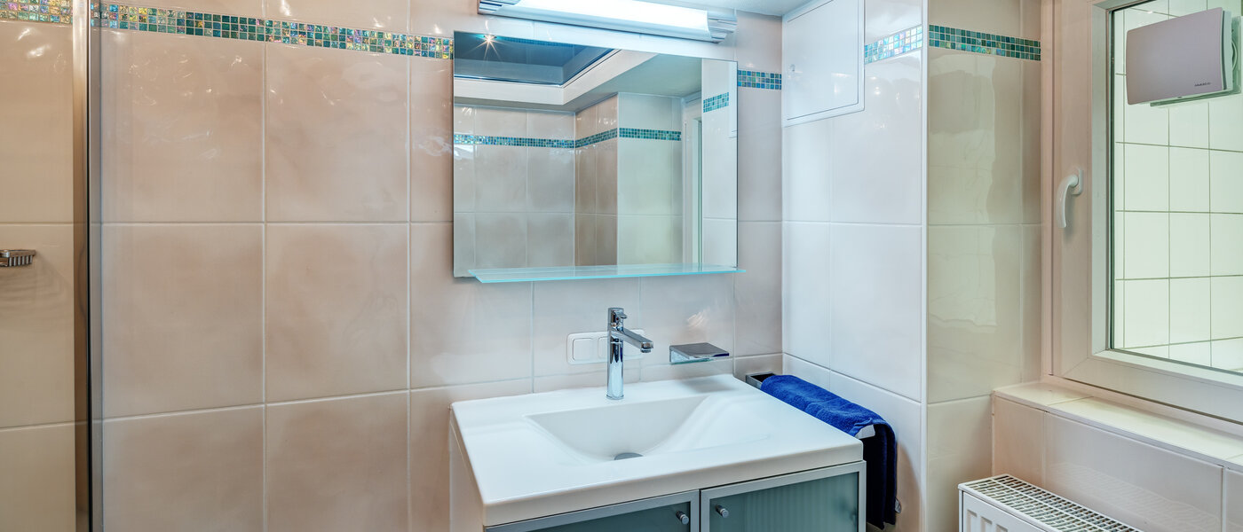 "タウン・ハウス/ローハウスのミドルハウス（外壁を共有した家の並びの両角以外のハウス） " München Obersendling 02 ２つめの浴室 13312