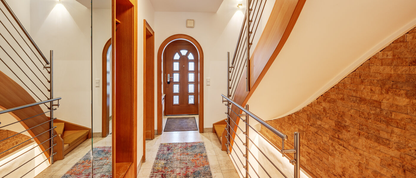 "タウン・ハウス/ローハウスのミドルハウス（外壁を共有した家の並びの両角以外のハウス） " München Obersendling 01 玄関入り口 13312