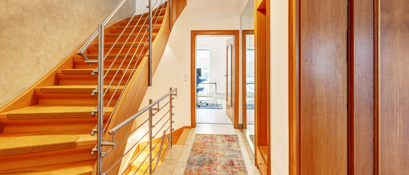 "タウン・ハウス/ローハウスのミドルハウス（外壁を共有した家の並びの両角以外のハウス） " München Obersendling 02 玄関入り口 13312