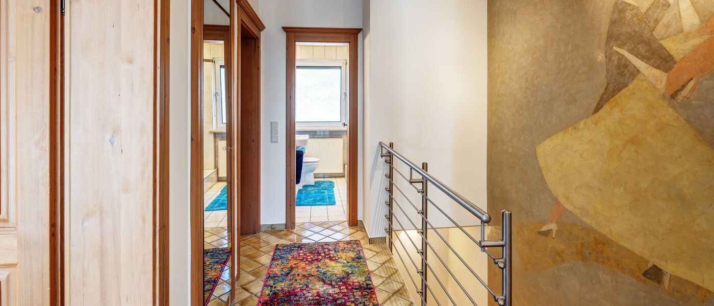 "タウン・ハウス/ローハウスのミドルハウス（外壁を共有した家の並びの両角以外のハウス） " München Obersendling 03 玄関入り口 13312