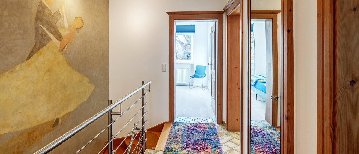 "タウン・ハウス/ローハウスのミドルハウス（外壁を共有した家の並びの両角以外のハウス） " München Obersendling 04 玄関入り口 13312