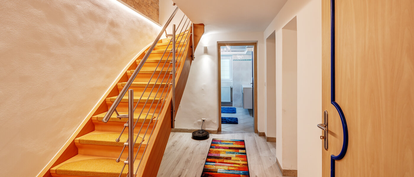 "タウン・ハウス/ローハウスのミドルハウス（外壁を共有した家の並びの両角以外のハウス） " München Obersendling 05 玄関入り口 13312