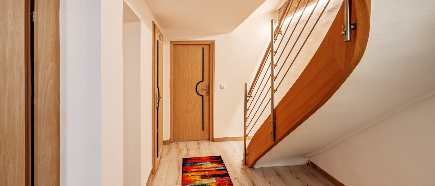 "タウン・ハウス/ローハウスのミドルハウス（外壁を共有した家の並びの両角以外のハウス） " München Obersendling 06 玄関入り口 13312