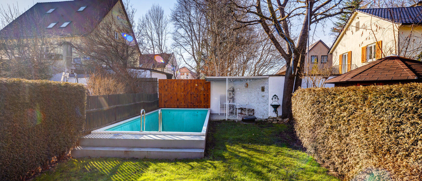 "タウン・ハウス/ローハウスのミドルハウス（外壁を共有した家の並びの両角以外のハウス） " München Obersendling 02 庭 13312