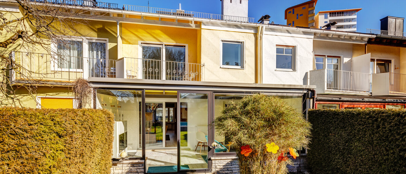 "タウン・ハウス/ローハウスのミドルハウス（外壁を共有した家の並びの両角以外のハウス） " München Obersendling 04 庭 13312