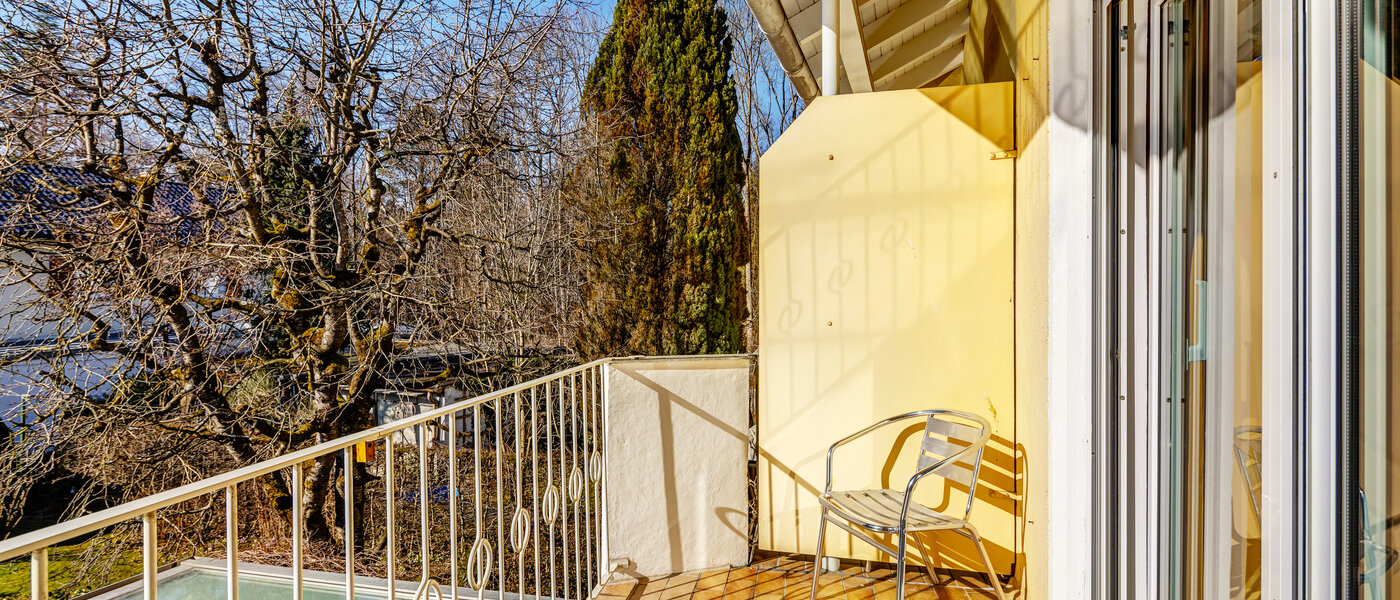 "タウン・ハウス/ローハウスのミドルハウス（外壁を共有した家の並びの両角以外のハウス） " München Obersendling 01 ベランダ 13312