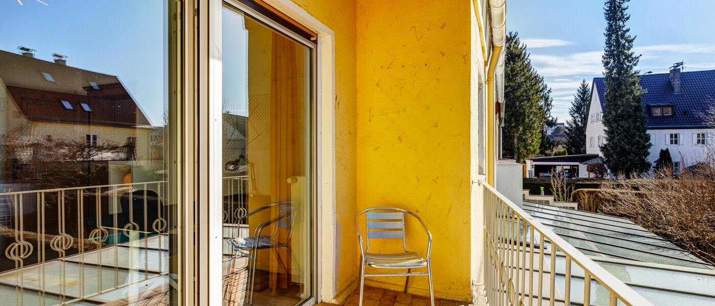 "タウン・ハウス/ローハウスのミドルハウス（外壁を共有した家の並びの両角以外のハウス） " München Obersendling 02 ベランダ 13312