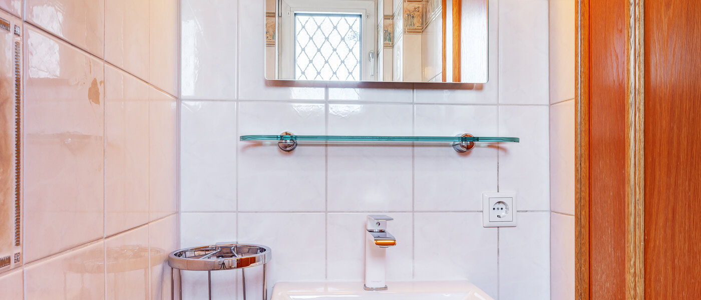 "タウン・ハウス/ローハウスのミドルハウス（外壁を共有した家の並びの両角以外のハウス） " München Obersendling 01 ゲスト用 WC 13312