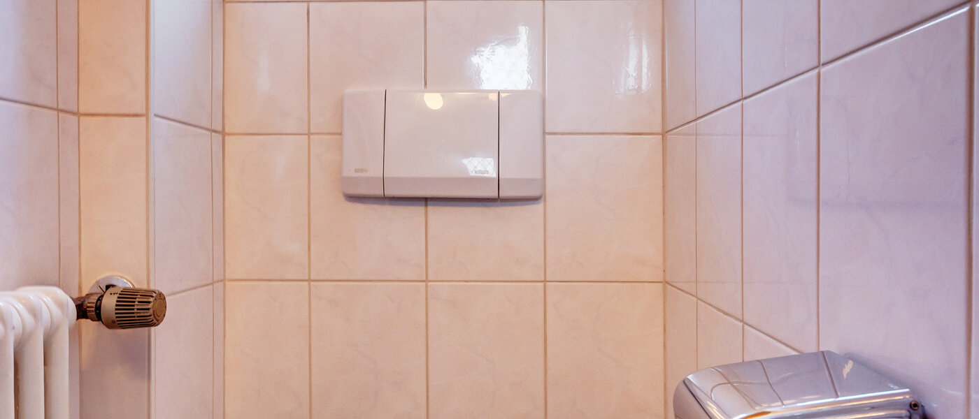 "タウン・ハウス/ローハウスのミドルハウス（外壁を共有した家の並びの両角以外のハウス） " München Obersendling 02 ゲスト用 WC 13312