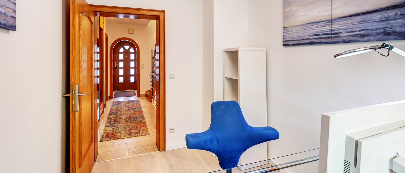 "タウン・ハウス/ローハウスのミドルハウス（外壁を共有した家の並びの両角以外のハウス） " München Obersendling 02 仕事部屋 13312