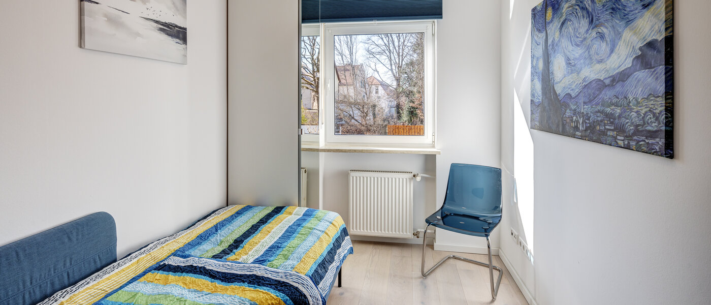 "タウン・ハウス/ローハウスのミドルハウス（外壁を共有した家の並びの両角以外のハウス） " München Obersendling 01 3.　寝室 13312