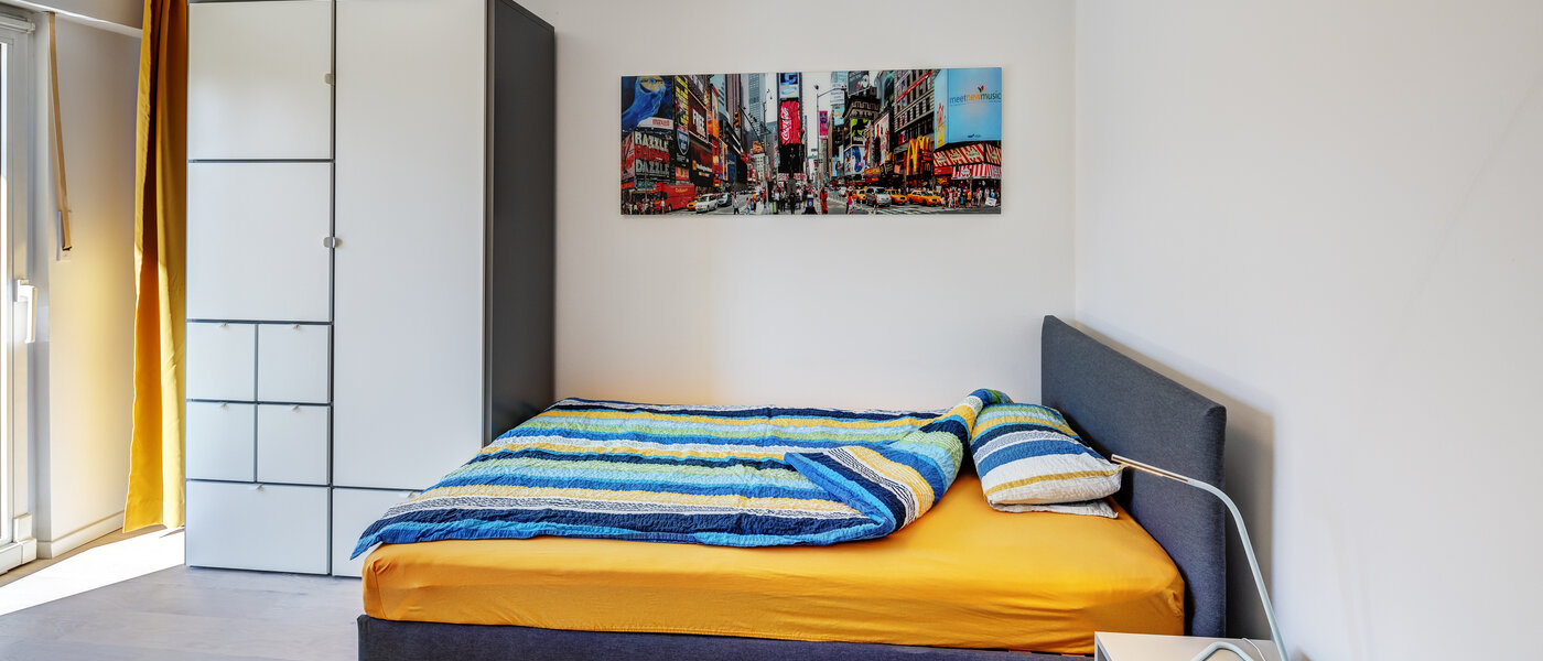 "タウン・ハウス/ローハウスのミドルハウス（外壁を共有した家の並びの両角以外のハウス） " München Obersendling 01 2.　寝室 13312