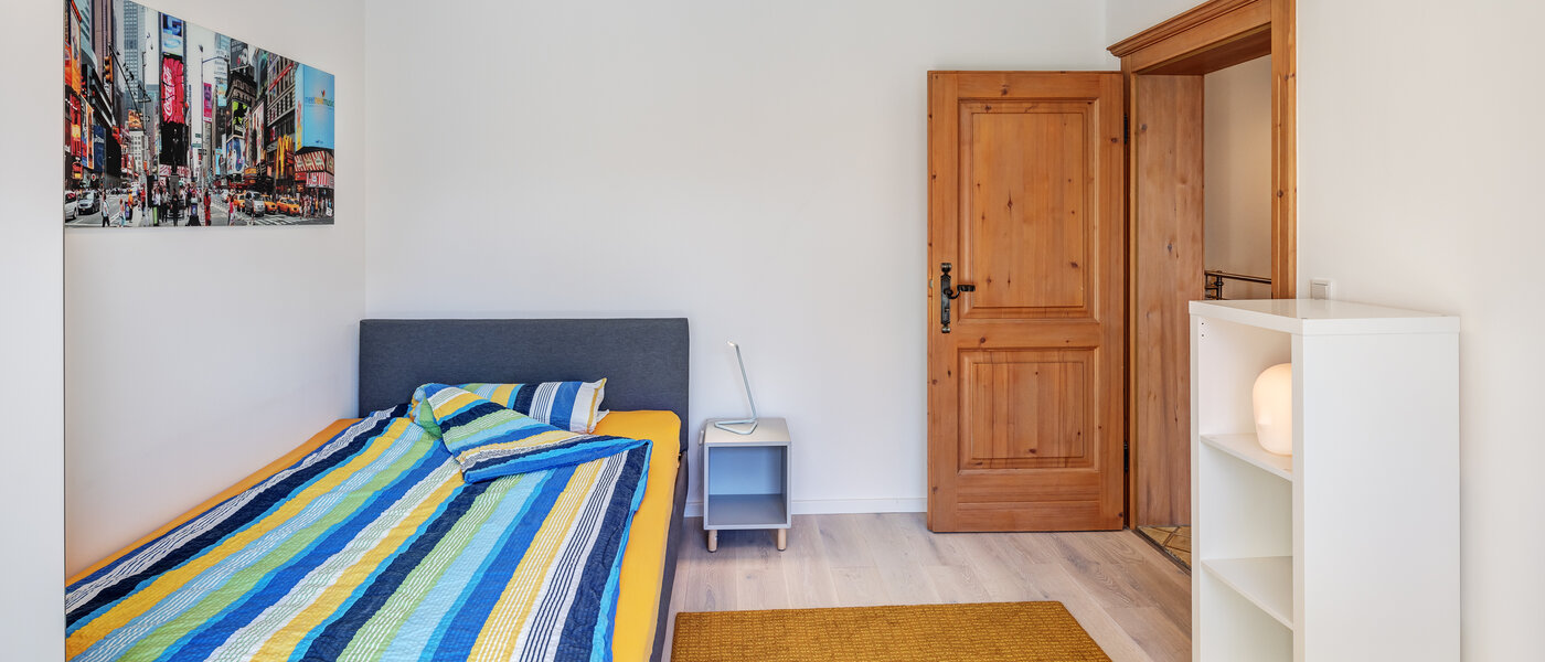 "タウン・ハウス/ローハウスのミドルハウス（外壁を共有した家の並びの両角以外のハウス） " München Obersendling 03 2.　寝室 13312