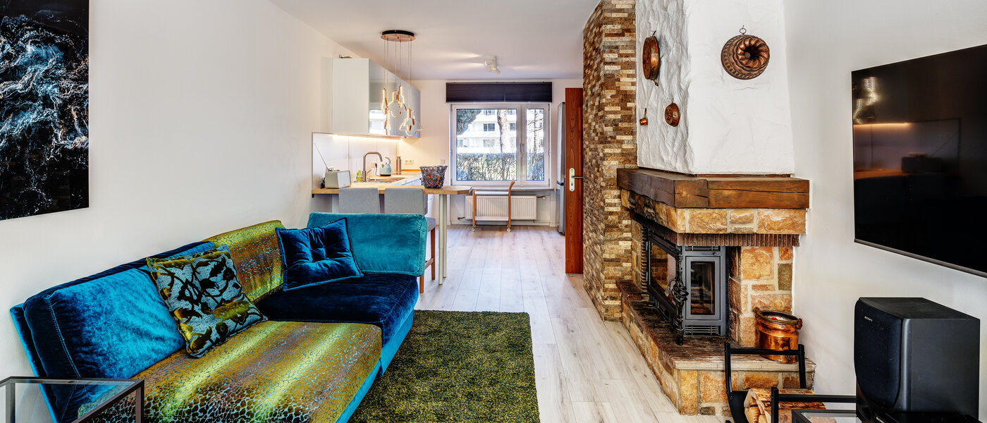 "タウン・ハウス/ローハウスのミドルハウス（外壁を共有した家の並びの両角以外のハウス） " München Obersendling 03 リビングエリア 13312