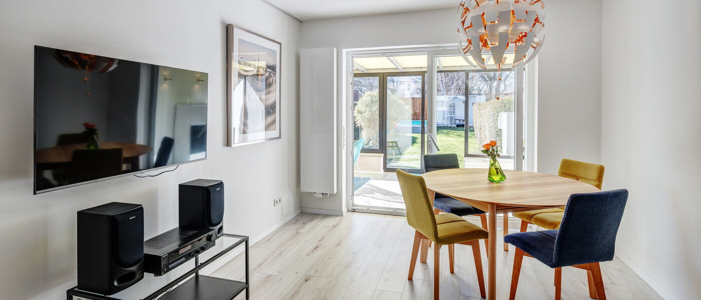 "タウン・ハウス/ローハウスのミドルハウス（外壁を共有した家の並びの両角以外のハウス） " München Obersendling 04 リビングエリア 13312