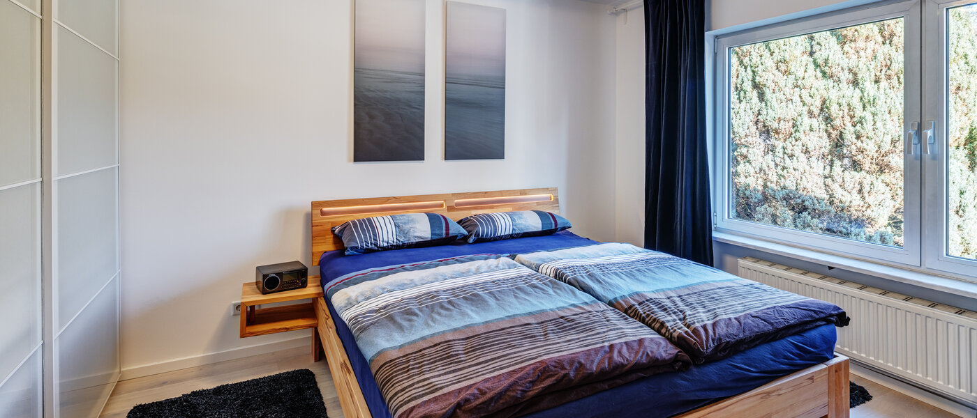 "タウン・ハウス/ローハウスのミドルハウス（外壁を共有した家の並びの両角以外のハウス） " München Obersendling 01 1. 寝室 13312