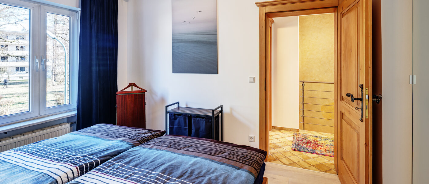 "タウン・ハウス/ローハウスのミドルハウス（外壁を共有した家の並びの両角以外のハウス） " München Obersendling 02 1. 寝室 13312