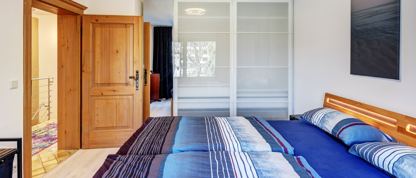 "タウン・ハウス/ローハウスのミドルハウス（外壁を共有した家の並びの両角以外のハウス） " München Obersendling 03 1. 寝室 13312