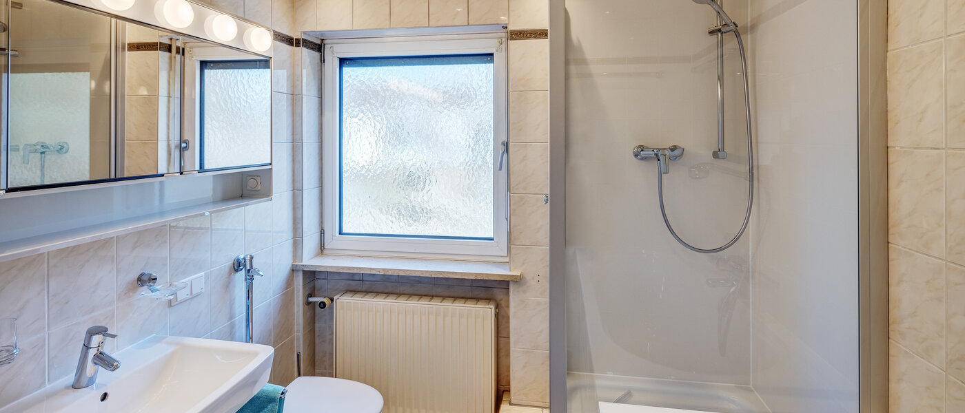 "タウン・ハウス/ローハウスのミドルハウス（外壁を共有した家の並びの両角以外のハウス） " München Obersendling 01 1つめの浴室 13312