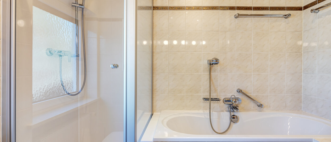 "タウン・ハウス/ローハウスのミドルハウス（外壁を共有した家の並びの両角以外のハウス） " München Obersendling 02 1つめの浴室 13312