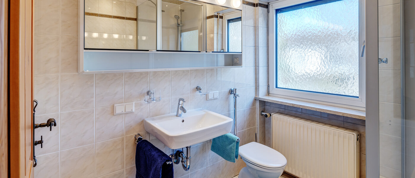 "タウン・ハウス/ローハウスのミドルハウス（外壁を共有した家の並びの両角以外のハウス） " München Obersendling 04 1つめの浴室 13312