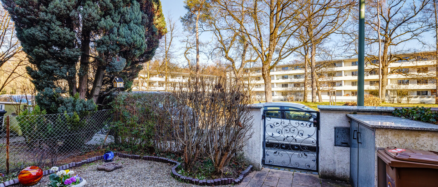 "タウン・ハウス/ローハウスのミドルハウス（外壁を共有した家の並びの両角以外のハウス） " München Obersendling 01 エントランス 13312