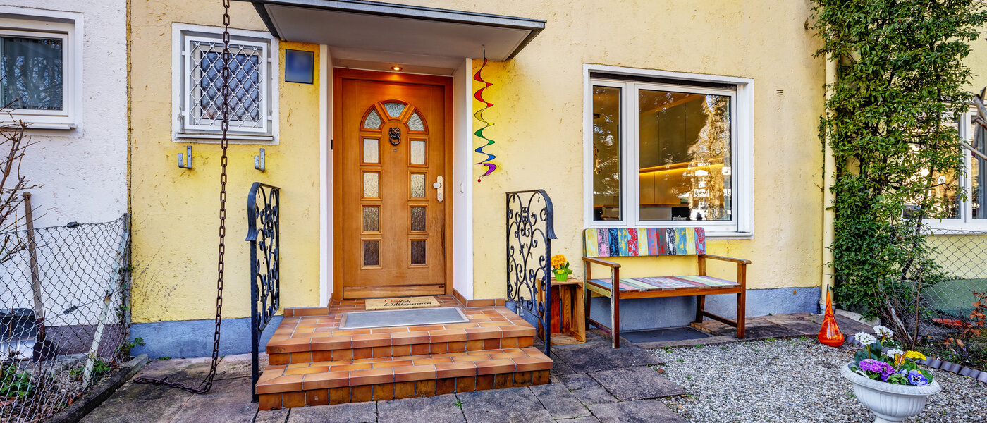 "タウン・ハウス/ローハウスのミドルハウス（外壁を共有した家の並びの両角以外のハウス） " München Obersendling 03 エントランス 13312